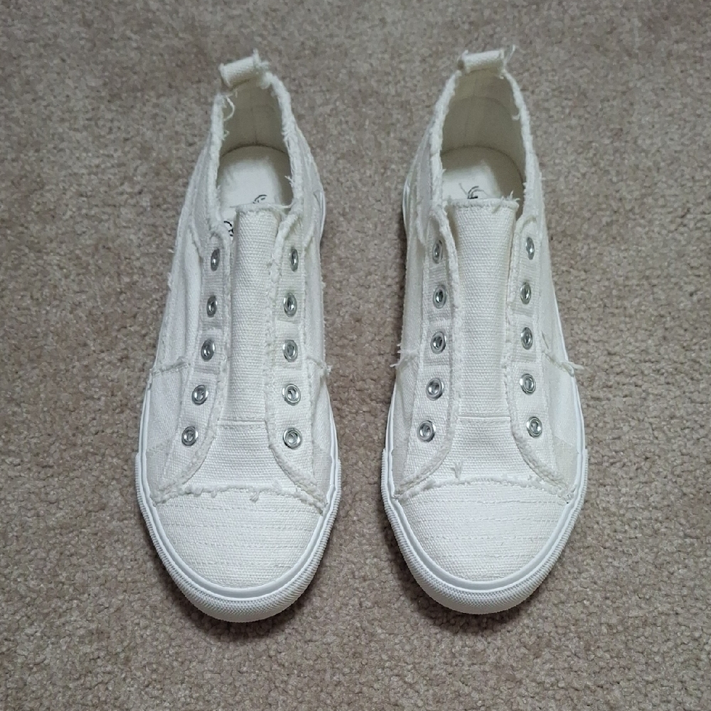 NWOT CORKYS white Canvas Sneakers